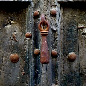 Vieil heurtoir rouillé sur porte verte cloutée - France  - collection de photos clin d'oeil, catégorie portes